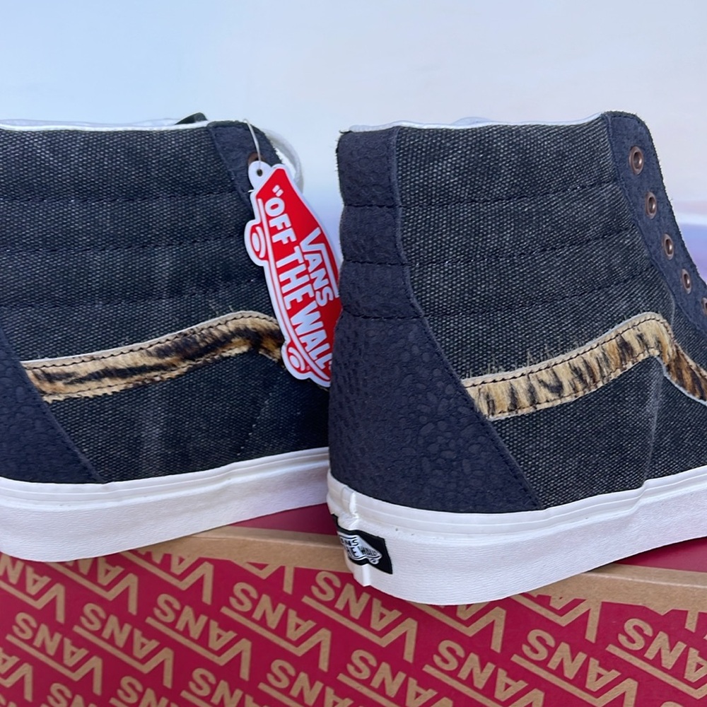 Vans Men’s Sk8-Hi
Subtle Safari Asphalt
VN0A5JMJ107
Sneakers - Picture 15 of 16